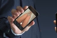 Nebezpečí hanbatých fotek ukrytých v telefonu: Zůstanou v mobilu, i když je smažete!