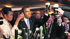 NA ZDRAVÍ S OBAMOU -  Čím pohostit amerického prezidenta Baracka Obamu, když přijede do irské vesnice Moneygall? Pivem. Prezident si s místními obyvateli s gustem přiťukl, ale jeho pohled jako by říkal: „Proč mi dali zrovna černý?“