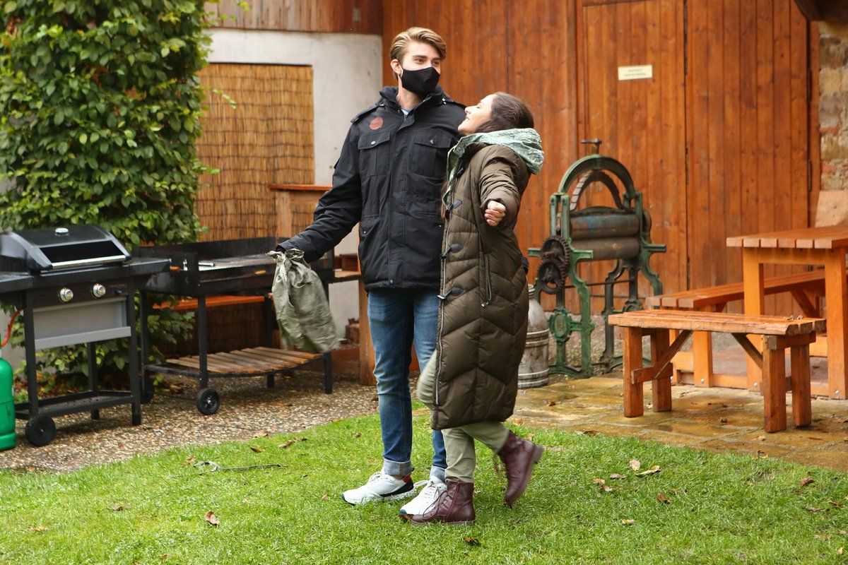 Marek Lambora s Evou Burešovou čekali, až přestane pršet.