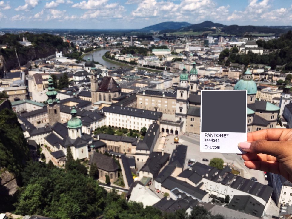 Sto odstínů světa: Fotografka pořídila úchvatné snímky díky obyčejnému vzorníku barev