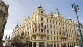 Nový pětihvězdičkový hotel stojí v centru města na náměstí Republiky vedle Obecního domu