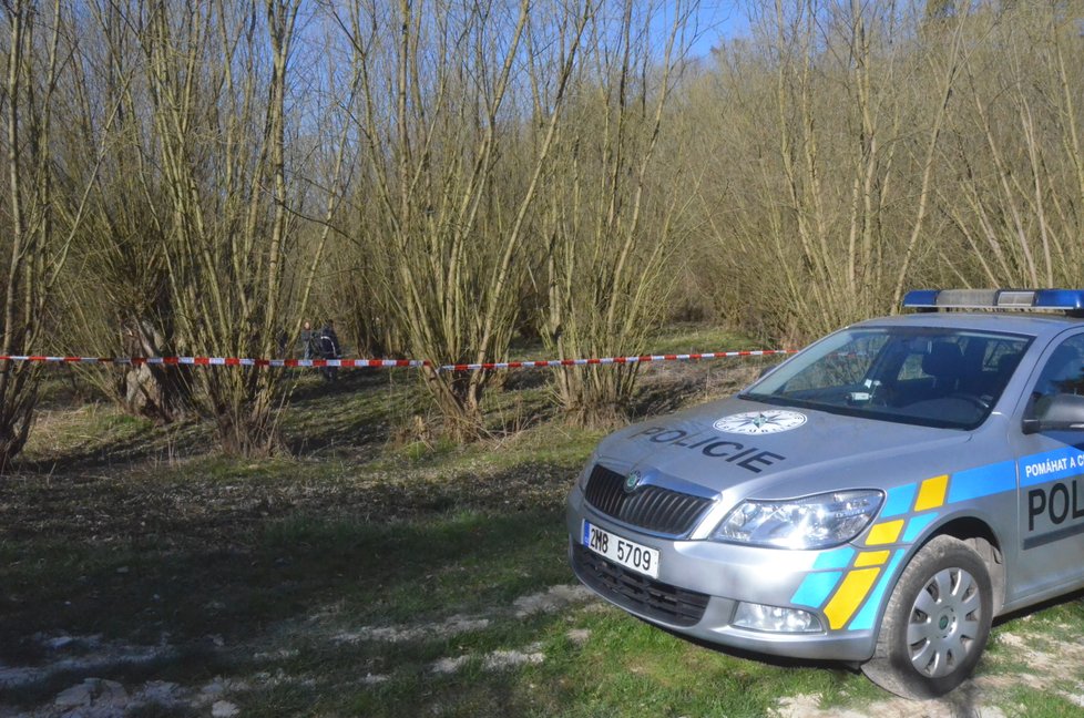 Policisté včera celý den zkoumali místo nálezu mrtvolky novorozeněte.