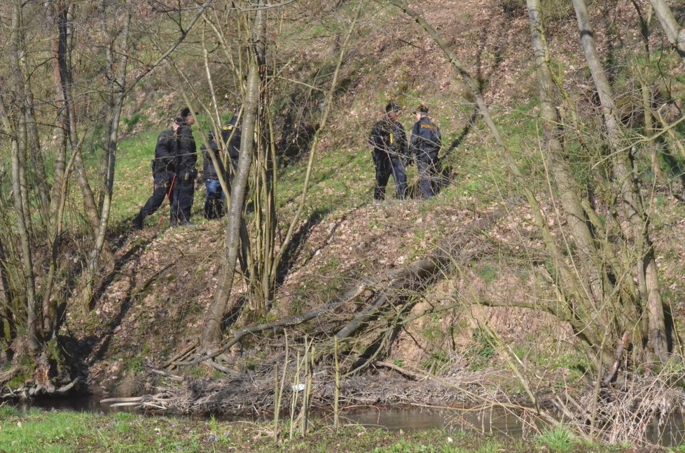 Muži zákona včera pročesávali okolí potoka Olešnice, u kterého bylo nalezeno mrtvé miminko