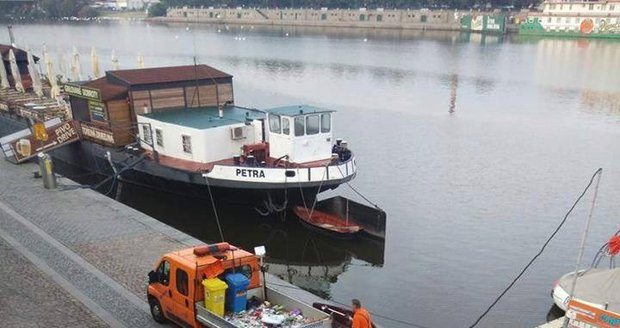 Čtenářka Blesku načapala uklízeče na náplavce, jak zametá nedopalky rovnou do Vltavy.