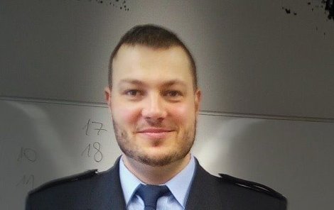 Policista Miroslav Burger (34) neváhal ani vteřinu. Zastavil u havarovaného auta a vytáhl dvoučlennou posádku ven.