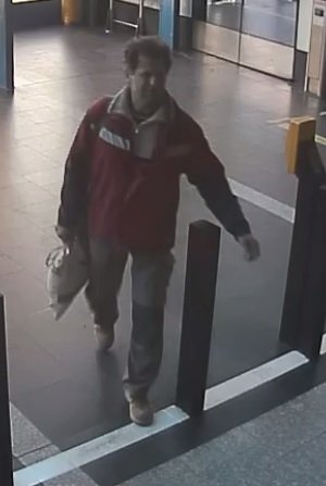 Policisté se shání po muži, který ve vestibulu stanice metra Smíchovské nádraží odešel s cizím fotoaparátem. Nepoznáváte ho?
