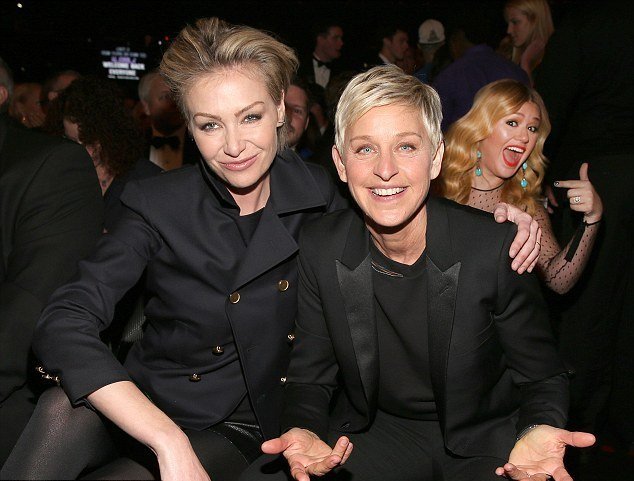 Zpěvačka Kelly Clarkson ukazuje na moderátorku Ellen DeGeneres.