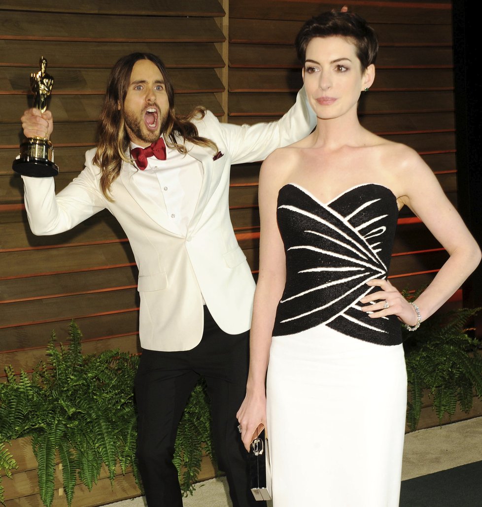 Jared Leto a jeho fotobombování Anne Hathaway