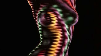 Úchvatná hra světla a stínu na nahém těle modelek