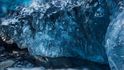 Jeskyně pod ledovcem Vatnajökull na Islandu
