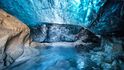 Jeskyně pod ledovcem Vatnajökull na Islandu