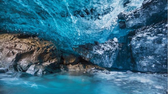 Jeskyně pod ledovcem Vatnajökull na Islandu