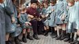 Ruský muž oklopený dětmi, 1940