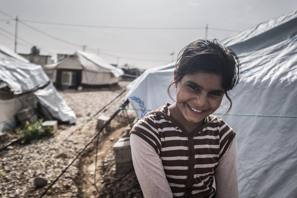 Mladá dívka, které Islámský stát zabil bratra a nyní žije v uprchlickém táboru. I přes všechnu bolest se dokáže smát.