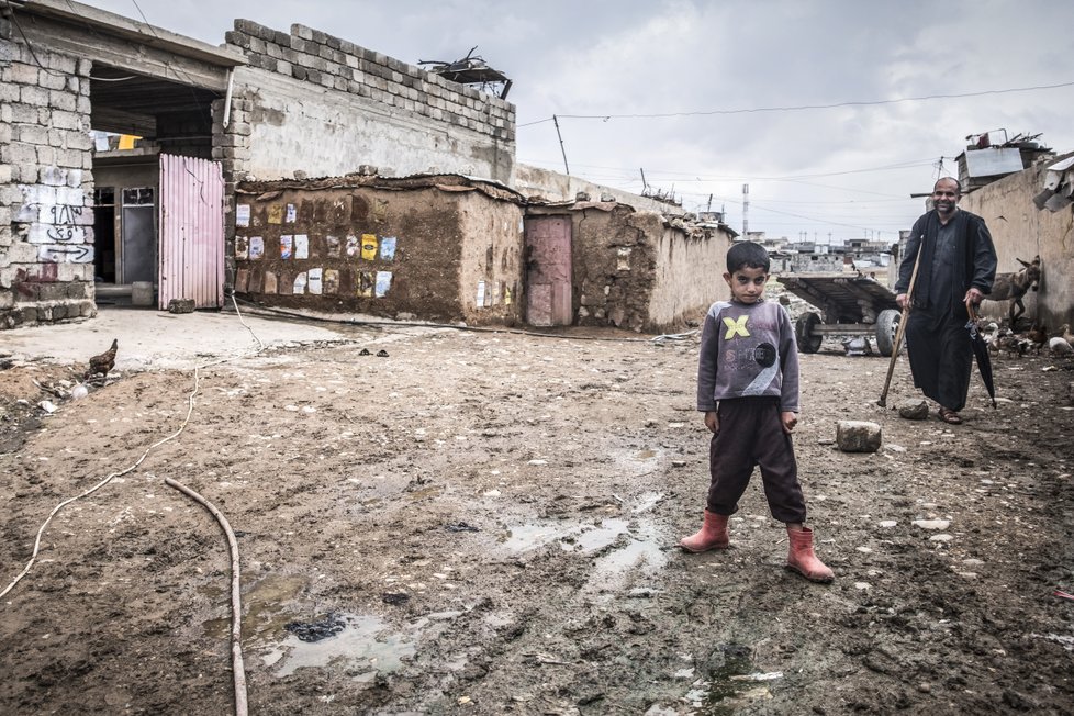 Slum ve východní části Mosulu. Tomuto chlapci zbyl otec se zraněnou nohou a několik málo hospodářských zvířat.