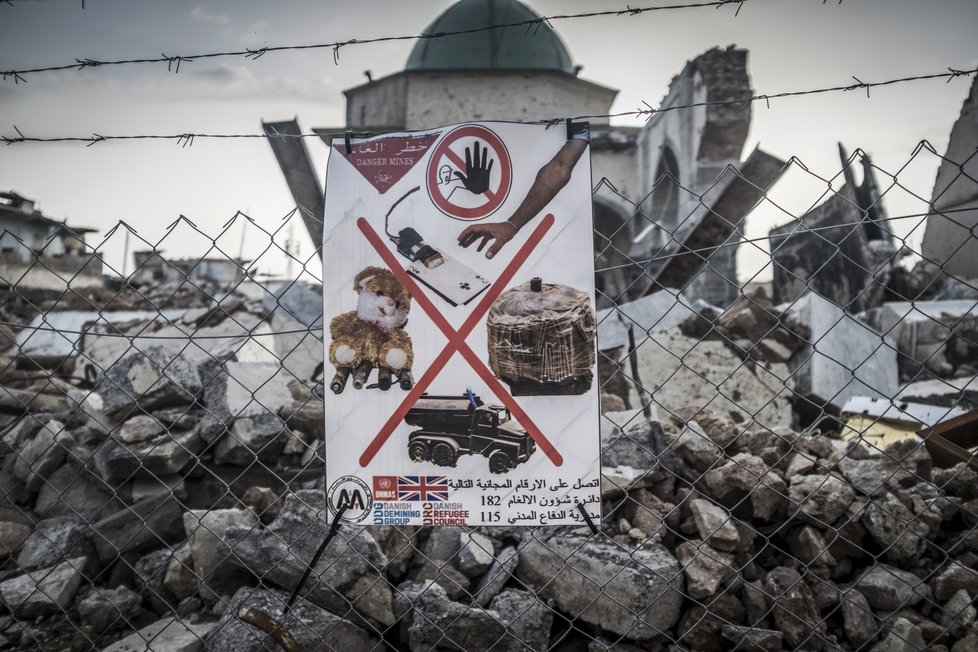 Mezi běžné praktiky patří vkládání bomb do plyšových zvířátek a miny nainstalované v různých hračkách s cílem roztrhat malé děti. Přestože je všude hodně cedulí tohoto typu, děti si v sutinách zničených domů hrají dále, protože v západním Mosulu takřka nic jiného ani není.