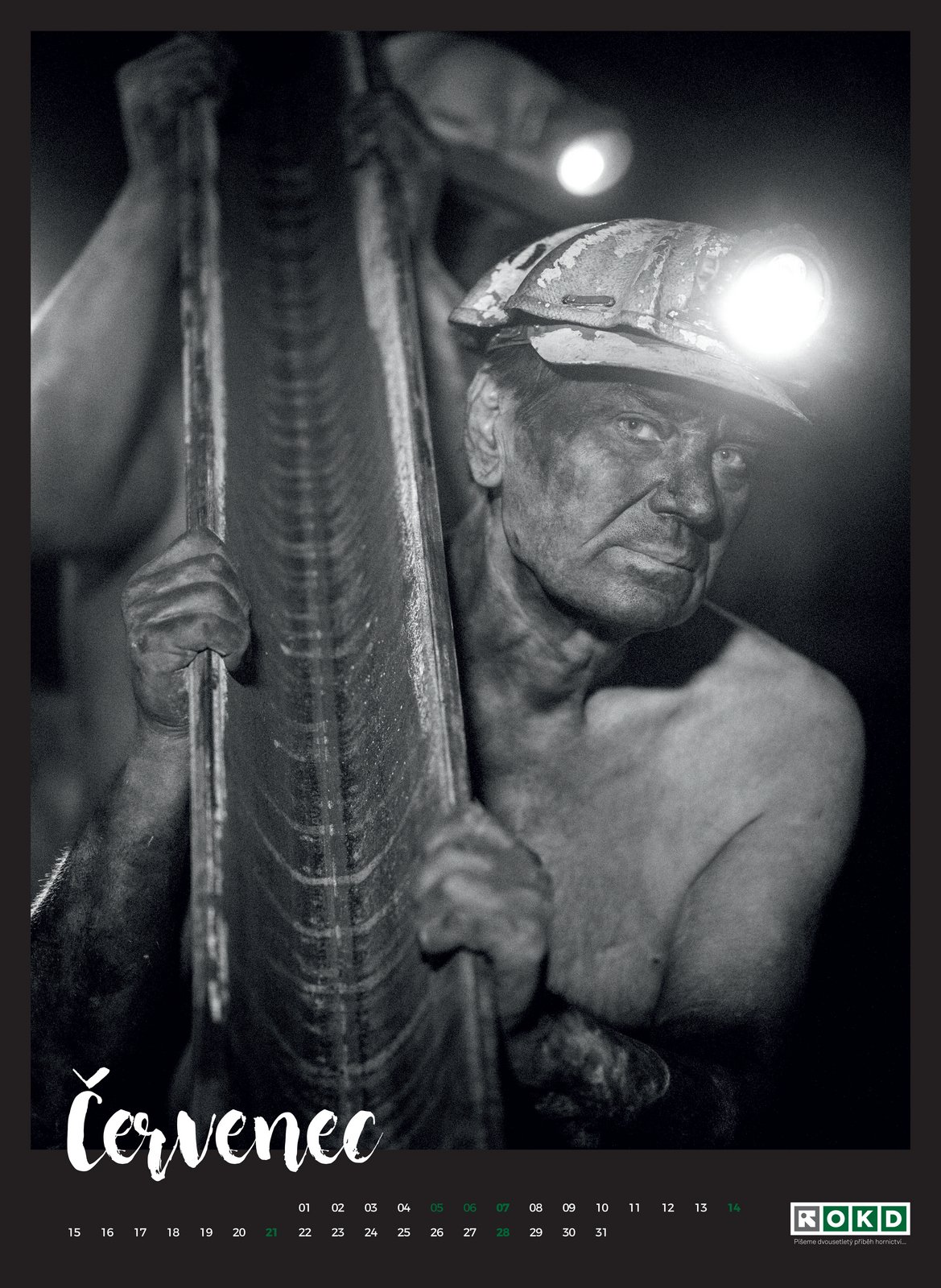 Horník nese hajcman, tedy důlní ocelovou výztuž.