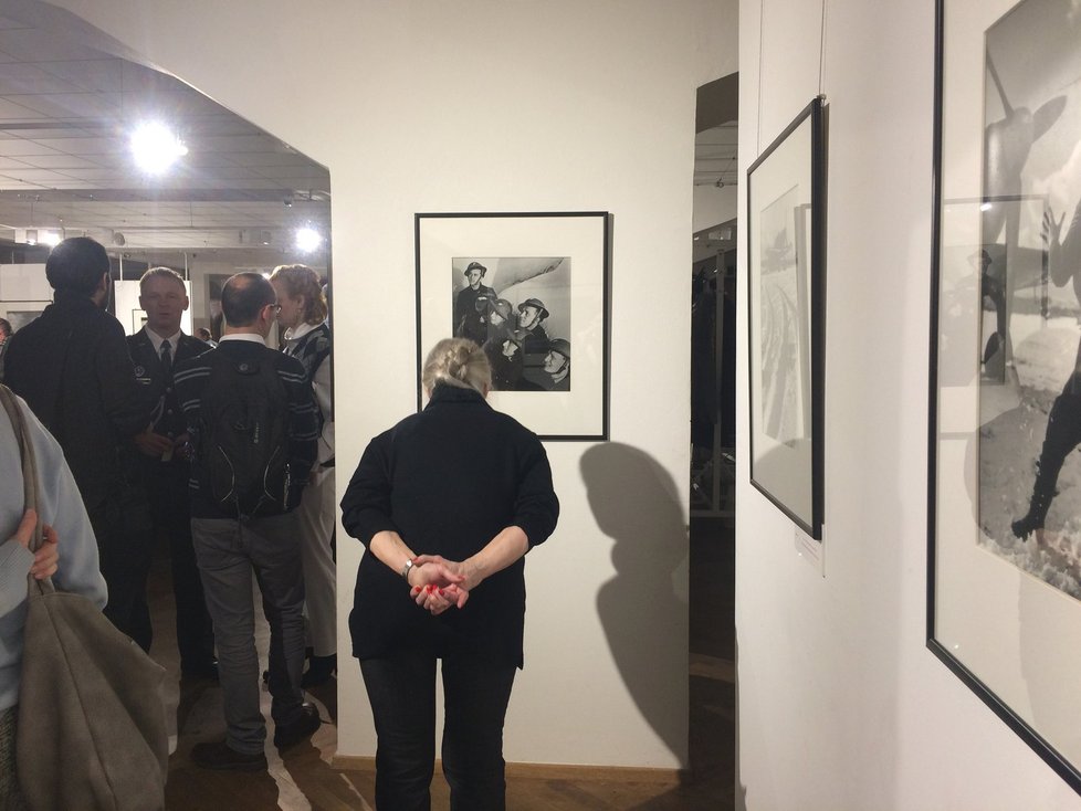 Galerie láká na bezmála 40 válečných fotografií.