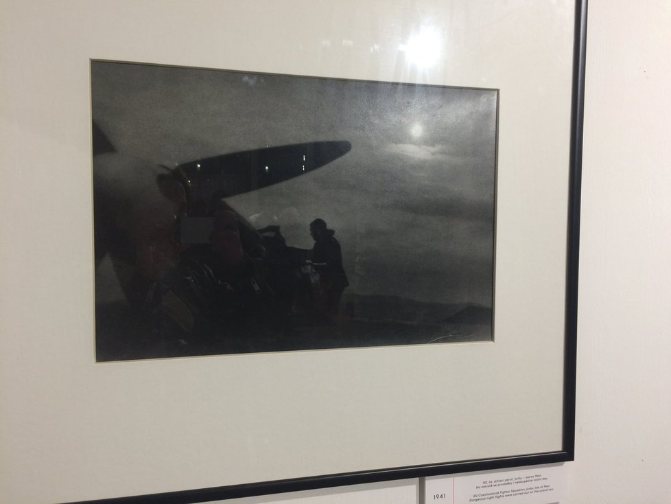 Galerie láká na bezmála 40 válečných fotografií.