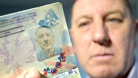 Brit dostal nový pas a zděsil se! Na fotografii vypadá jako Adolf Hitler.