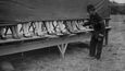 1930 – Policista jako porotce soutěže o nejkrásnější kotníky.