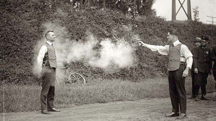 1923 – Testování neprůstřelných vest nebyla nejbezpečnější záležitost.