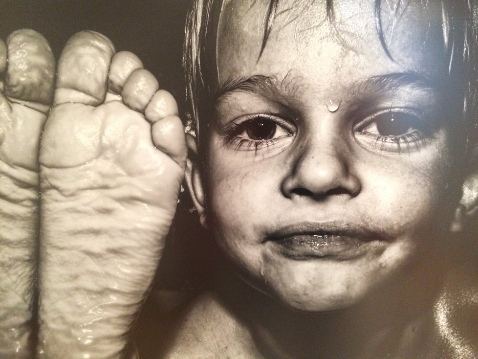Kata Sedlak se svými fotografiemi snaží zachytit neobyčejnou obyčejnost dětského života. Za modely jí jsou vlastní děti.