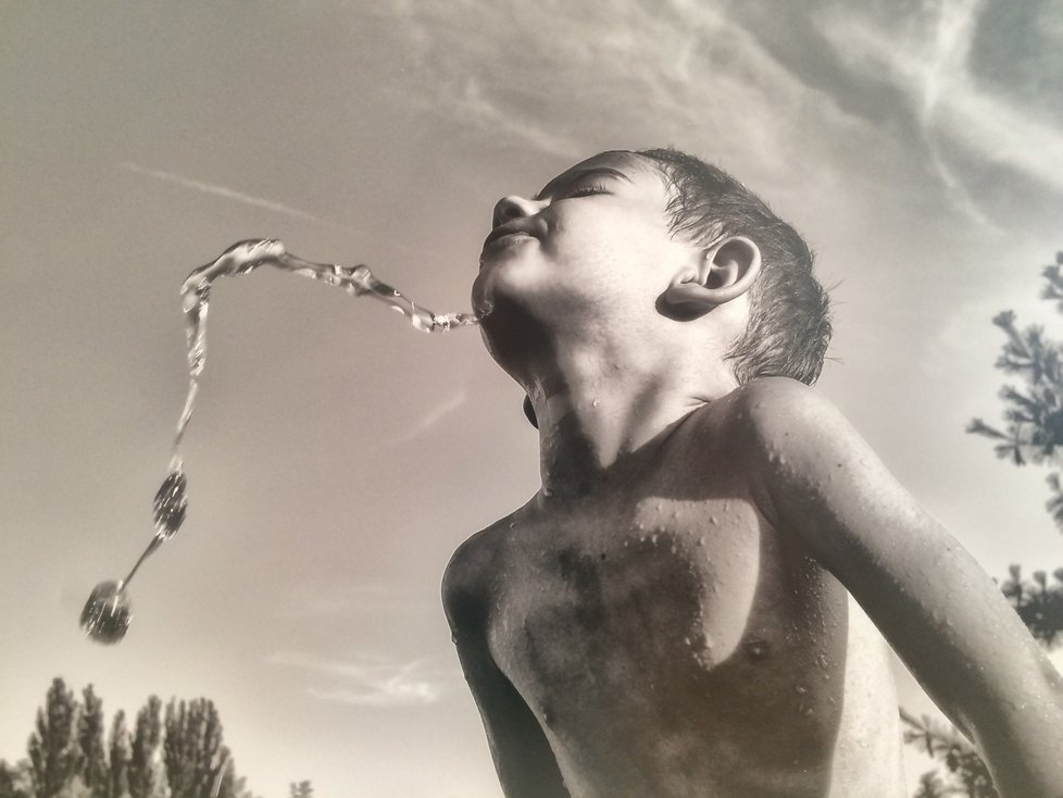 Slovenská fotografka Kata Sedlak svými fotografiemi vypráví příběh prostého dětství.