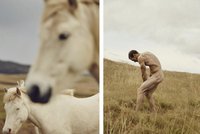 Fotograf ukázal své nahé tělo, když běhal spolu s divokými koňmi. Podívejte se, jak splynul s přírodou