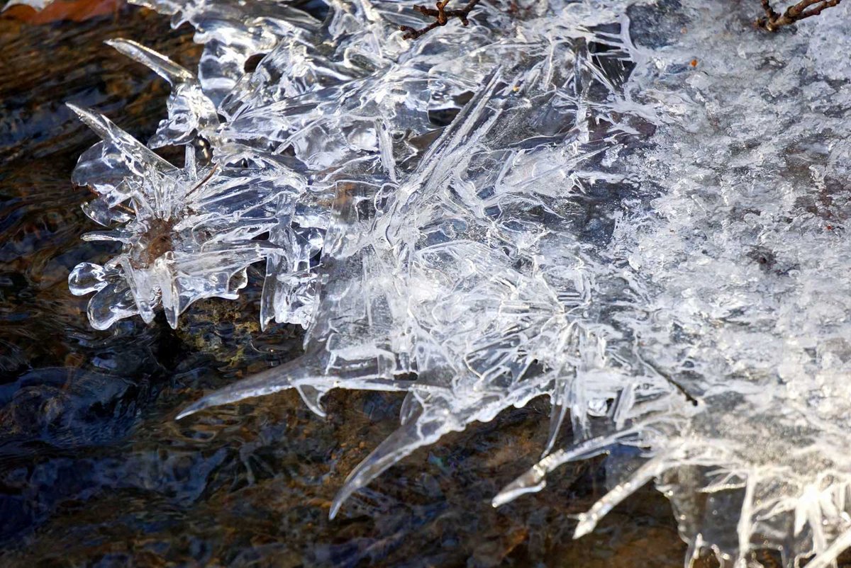 Led vypadá jako část krajky.