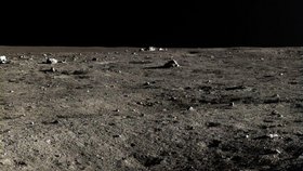 Fotografie pořízená lunární sondou Čchang-e 3 na povrchu Měsíce.