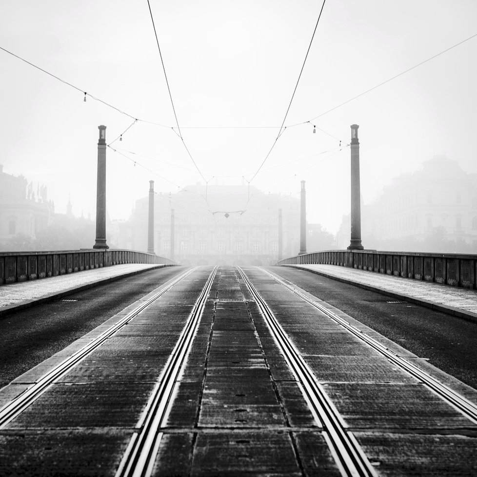 Bronzovou pozici v kategorii Krása Prahy a její proměny si v soutěži Praha fotografická vysloužil Pavol Kmeťo za fotografii PoKolejich pořízenou na Máněsově mostě.