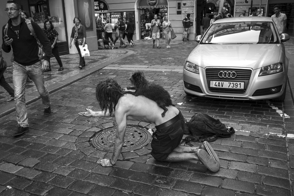 Praha fotografická se krom krás Prahy zabývá i jejími problémy. V této kategorii bodoval Zdeněk Velen, který se umístil na 1. místě.