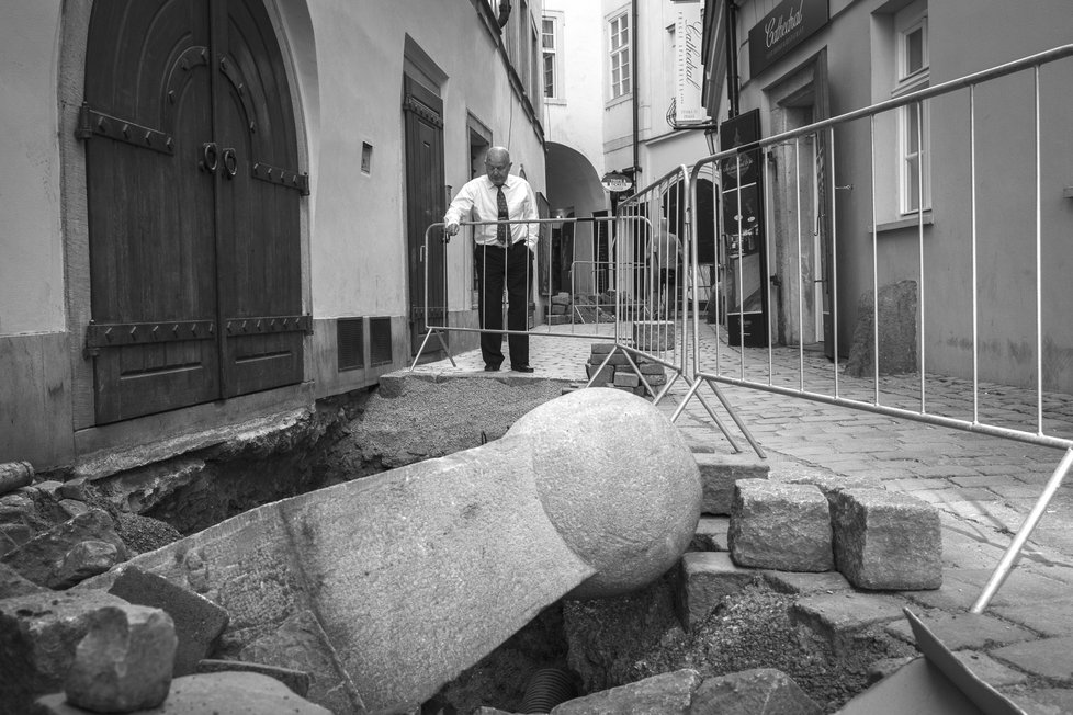 Praha fotografická se krom krás Prahy zabývá i jejími problémy. V této kategorii bodoval Zdeněk Velen, který se umístil na 1. místě.