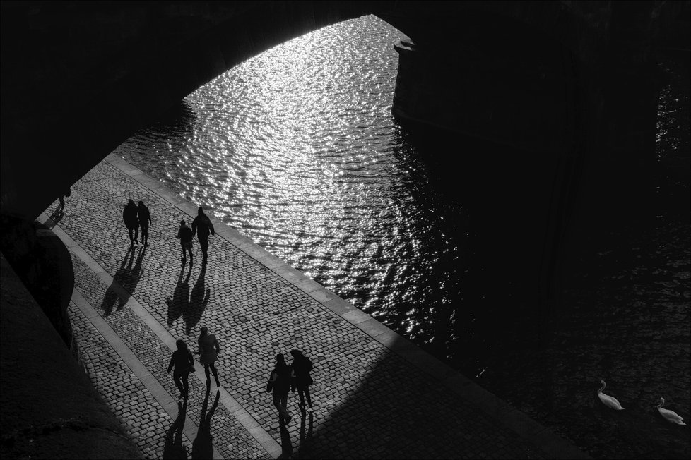 První místo v kategorii Lidé v Praze, obdržel Zdeněk Tichý za své černobílé fotografie U vody.