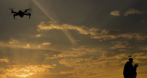 Něco je ve vzduchu. Tak zní fotografie Pavla Radosty, která si vysloužila čestné uznání poroty v soutěži Praha fotografická 2018.