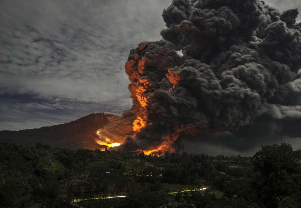 Kouř a popel stoupá z hory Sinabung. Kvůli mohutné smrtící erupci, která si v lednu vyžádala 17 lidských životů, byly obyvatelé žijící poblíž činné sopky, raději evakuováni.