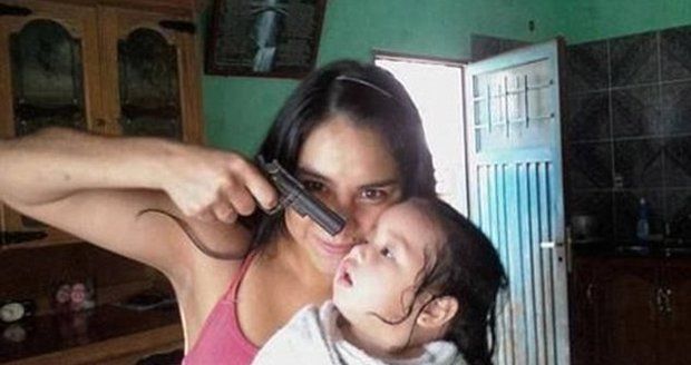 Fotografii ženy, která míří dítěti zbraní na hlavičku, obletěla svět.