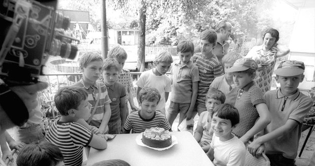 Fotka z června 1975, spartakiádní cvičenci na návštěvě zoo