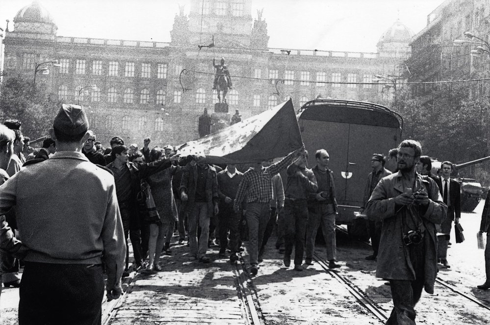 Pražské jaro na Václavském náměstí. V popředí s fotoaparátem Josef Koudelka, jehož snímky z příjezdu „spřátelených vojsk“ obletěly svět.