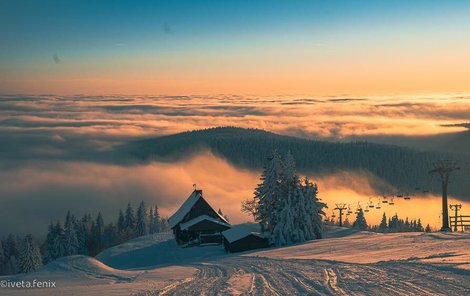 Nejvyšší hora Krušných hor Klínovec se západem slunce.