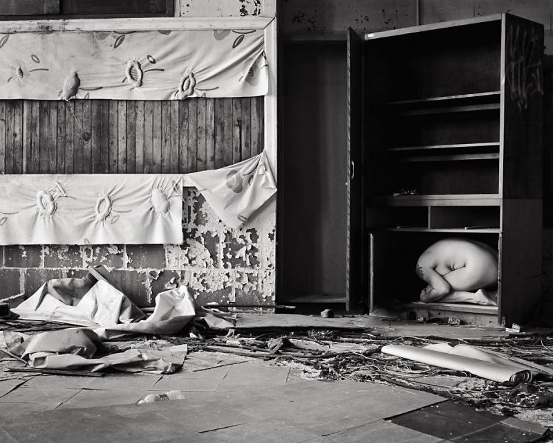 Nahá fotografka se sama nafotila v zdevastovaných a opuštěných amerických budovách 