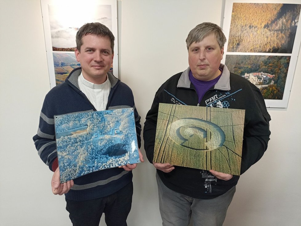 Pavel Lazárek (vlevo) a Petr Buchta uspořádali výstavu svých fotografií.