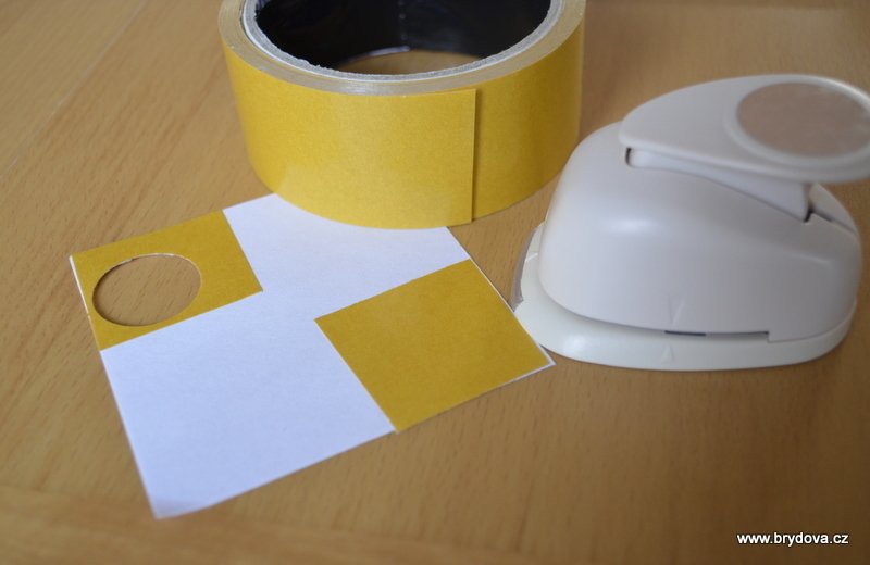 Oboustrannou pásku nalepte na papír a vycvakněte nebo vystřihněte kolečko.