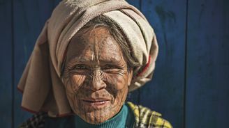 Osobité etnikum na severu Myanmy aneb Vítejte na večírku tetovaných žen