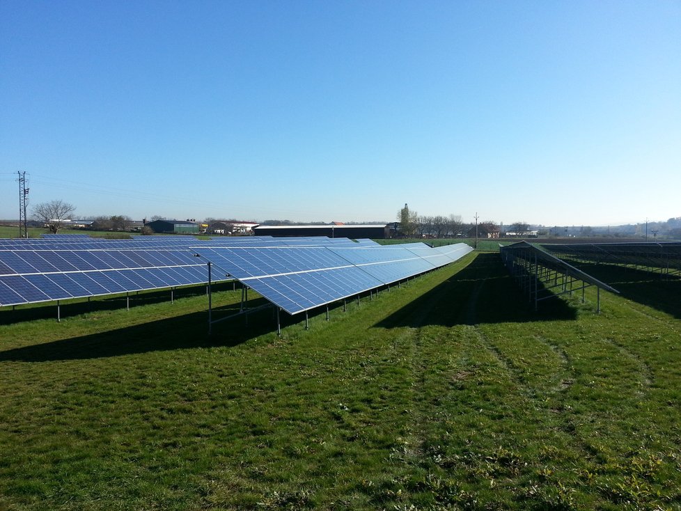Fotovoltaická elektrárna v Syrovicích na jižní Moravě patří do portfolia obnovitelných zdrojů PRE