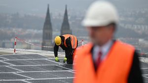 Praha jako sluneční město. Stovky střech pokryjí soláry