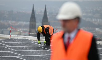 Praha jako sluneční město. Stovky střech pokryjí soláry