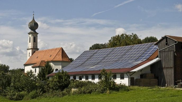Fotovoltaické panely na střeše statku v Bavorsku.