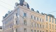 Jen pár kroků od Karlova mostu se nachází luxusní hotel Four Seasons. Je považován také za jeden z nejdražších v Praze, vždyť za prezidentské apartmá s panoramatickým výhledem na Pražský hrad zaplatíte 115 tisíc korun za noc.